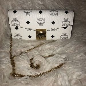 MCM. White Patricia Wallet-on-Chain. Like new.